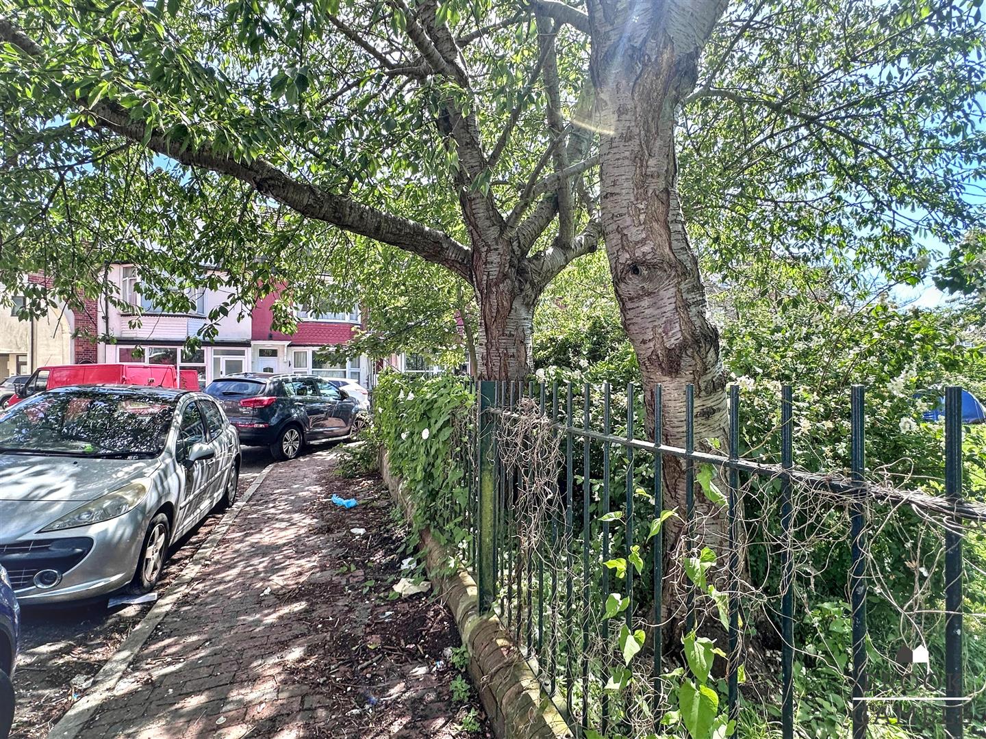 4 Bedroom House - Terraced. Willowfield Square in Eastbourne,  25